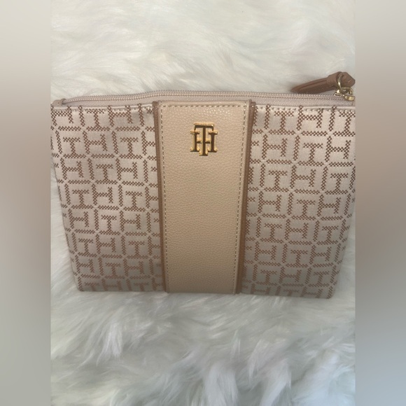 BRAND NEW TOMMY HILFIGER TAN & CREAME MONOGRAMMED WRISTLET/POUCH w/gold hardware - Picture 10 of 11